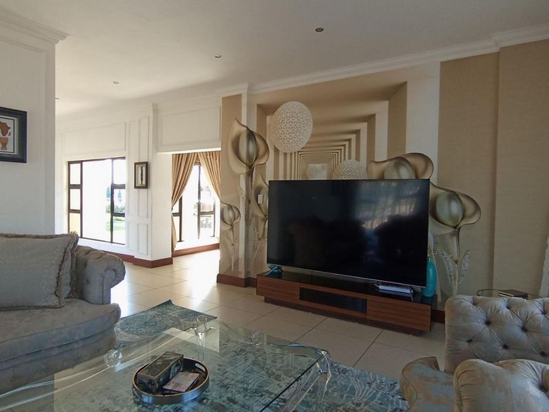 Prestige Defined in Mooikloof - Exclusive 5 Bedroom Masterpiece on Expansive Estate - Photo 8