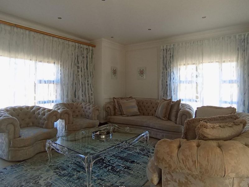 Prestige Defined in Mooikloof - Exclusive 5 Bedroom Masterpiece on Expansive Estate - Photo 7