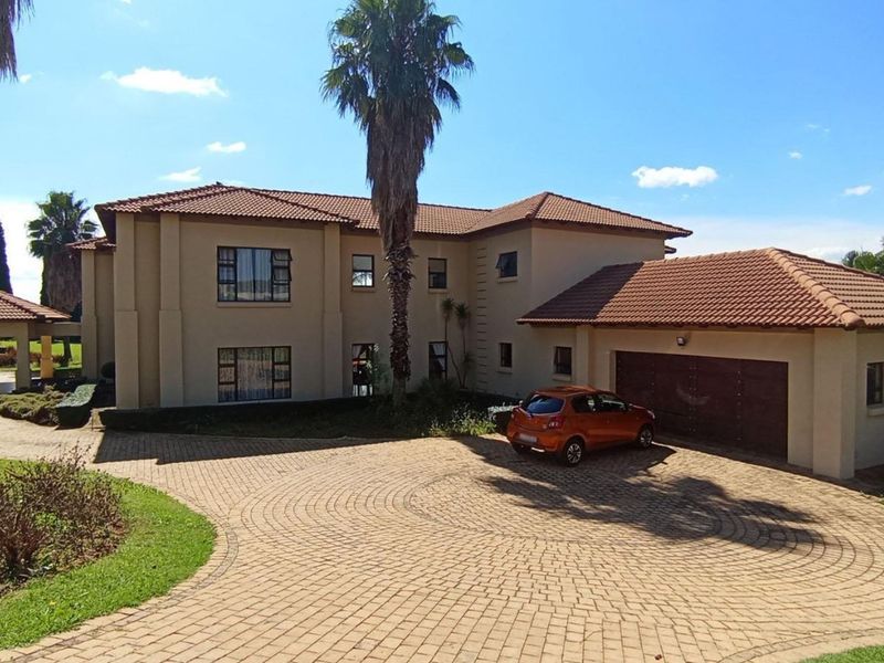 Prestige Defined in Mooikloof - Exclusive 5 Bedroom Masterpiece on Expansive Estate - Photo 3