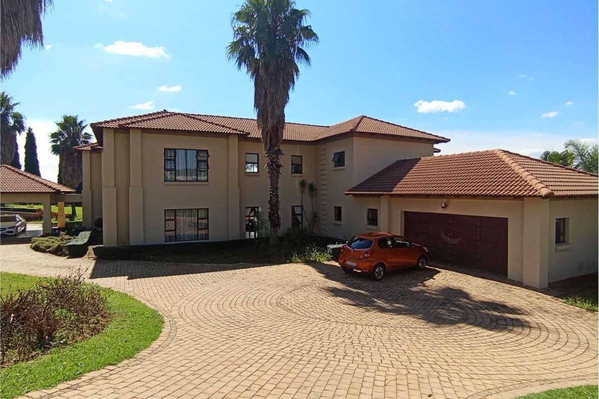 Prestige Defined in Mooikloof - Exclusive 5 Bedroom Masterpiece on Expansive Estate - Photo 3