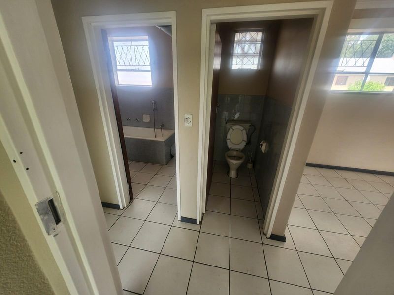 2 Bedroom apartment available for sale in Lyndhurst. - Photo 9