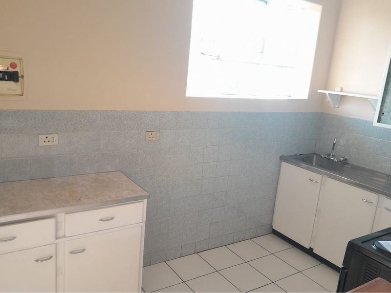 2 Bedroom apartment available for sale in Lyndhurst. - Photo 8