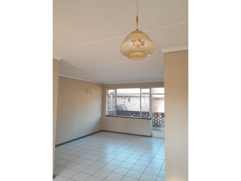 2 Bedroom apartment available for sale in Lyndhurst. - Photo 4