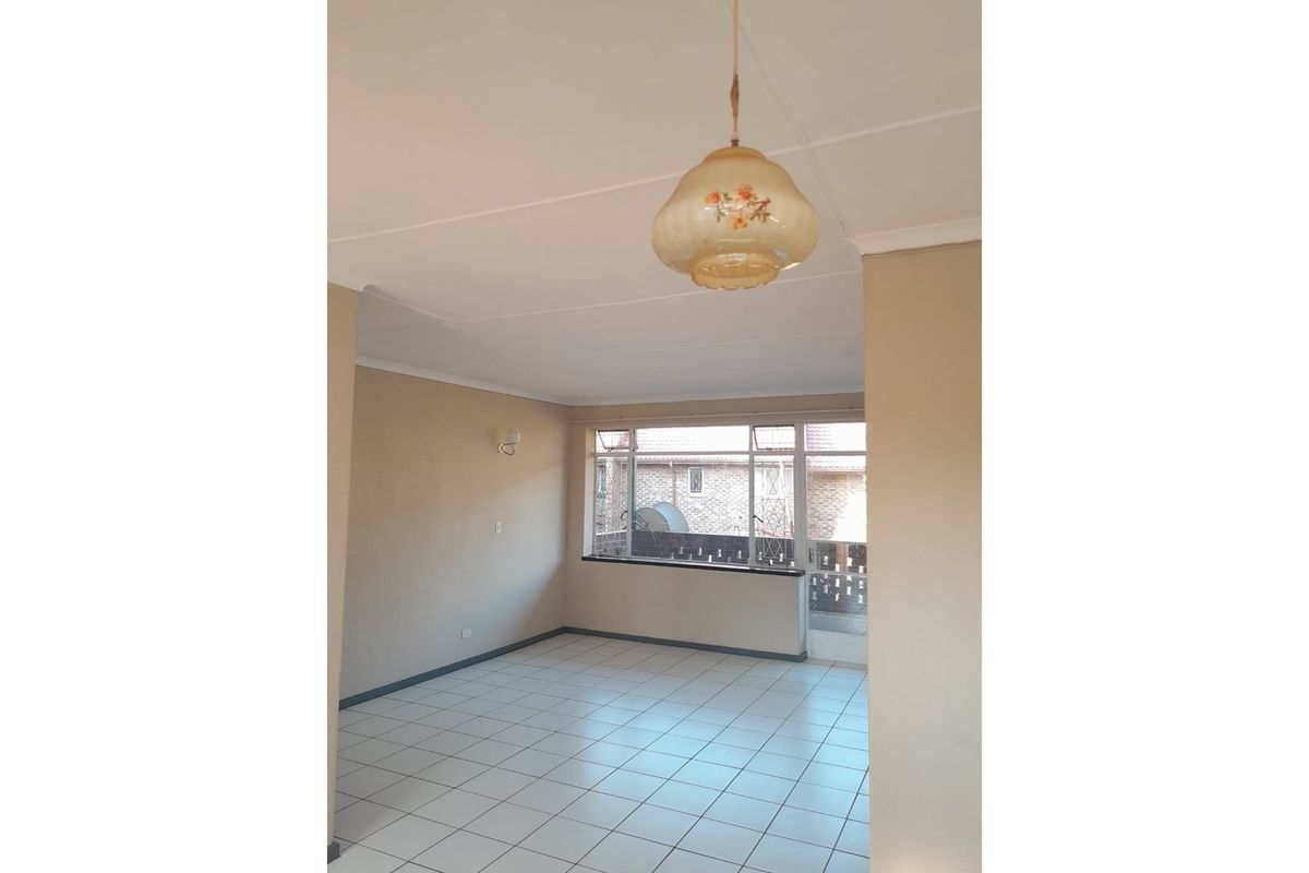 2 Bedroom apartment available for sale in Lyndhurst. - Photo 4