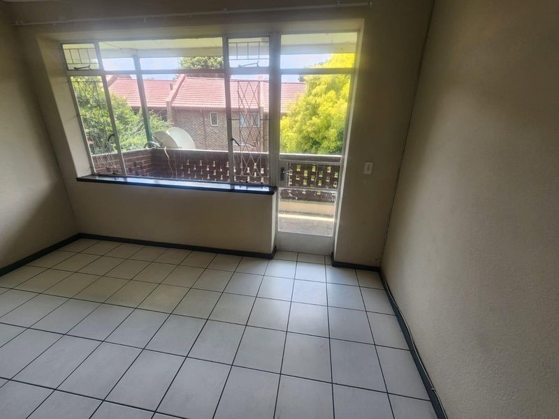 2 Bedroom apartment available for sale in Lyndhurst. - Photo 3