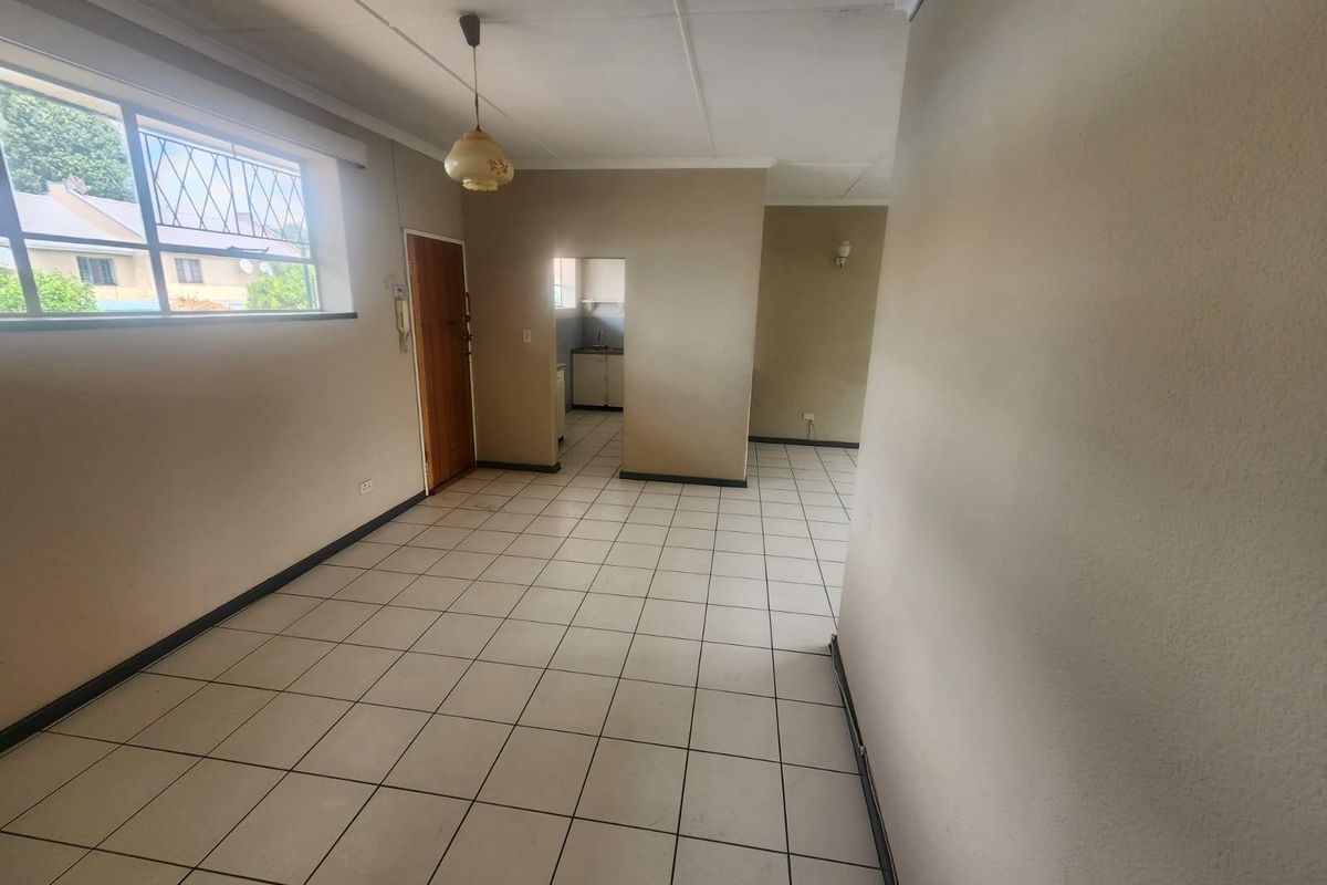 2 Bedroom apartment available for sale in Lyndhurst. - Photo 2