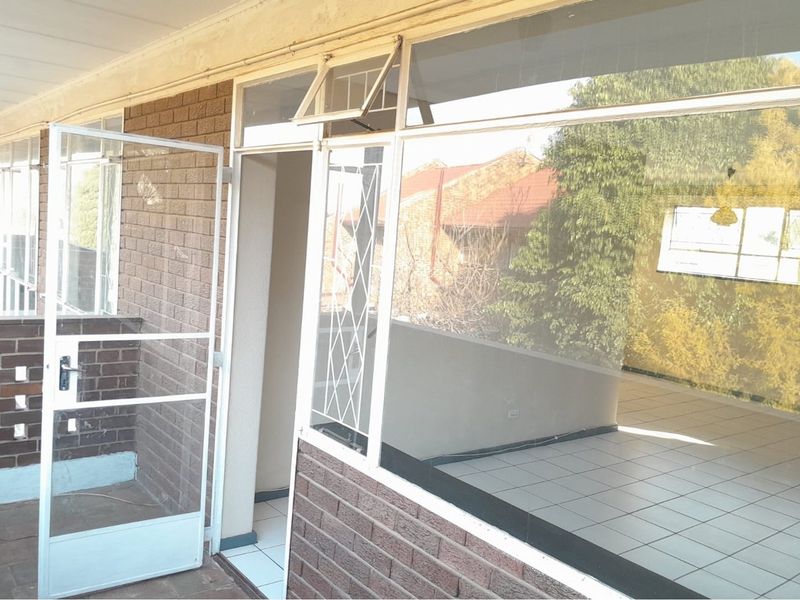 2 Bedroom apartment available for sale in Lyndhurst. - Photo 5