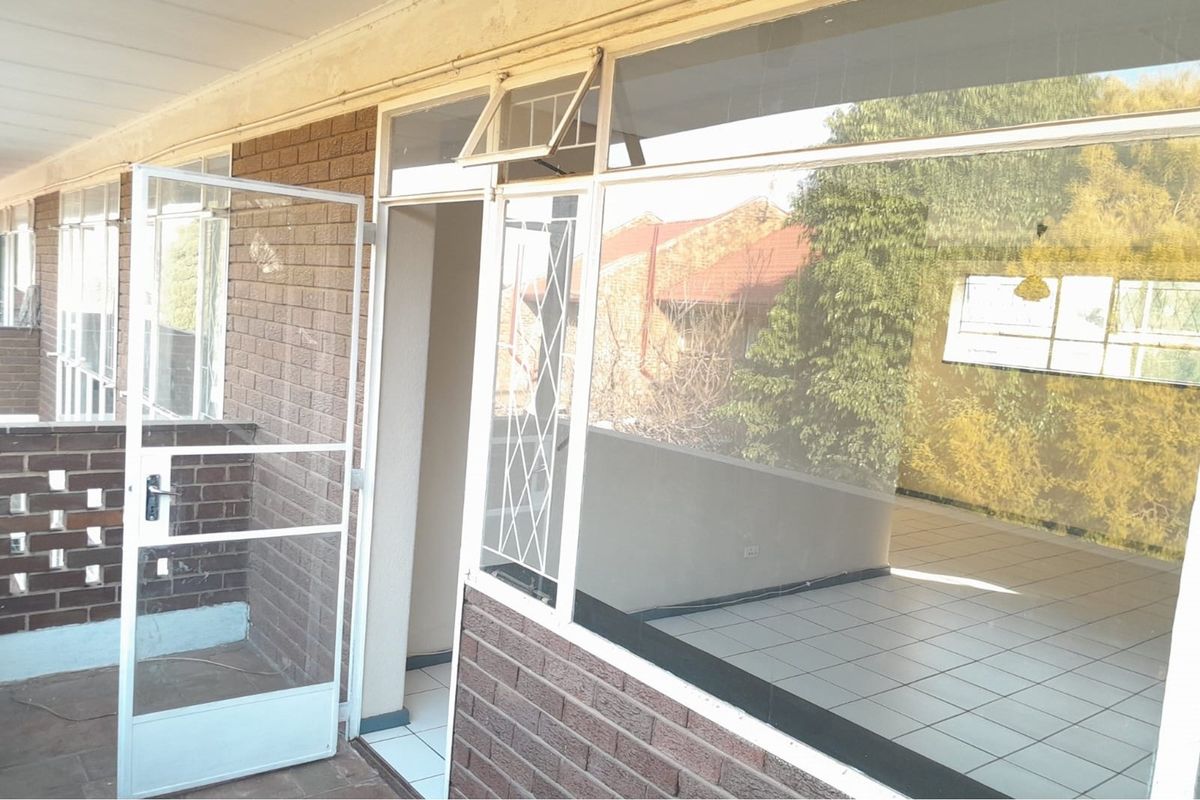 2 Bedroom apartment available for sale in Lyndhurst. - Photo 5