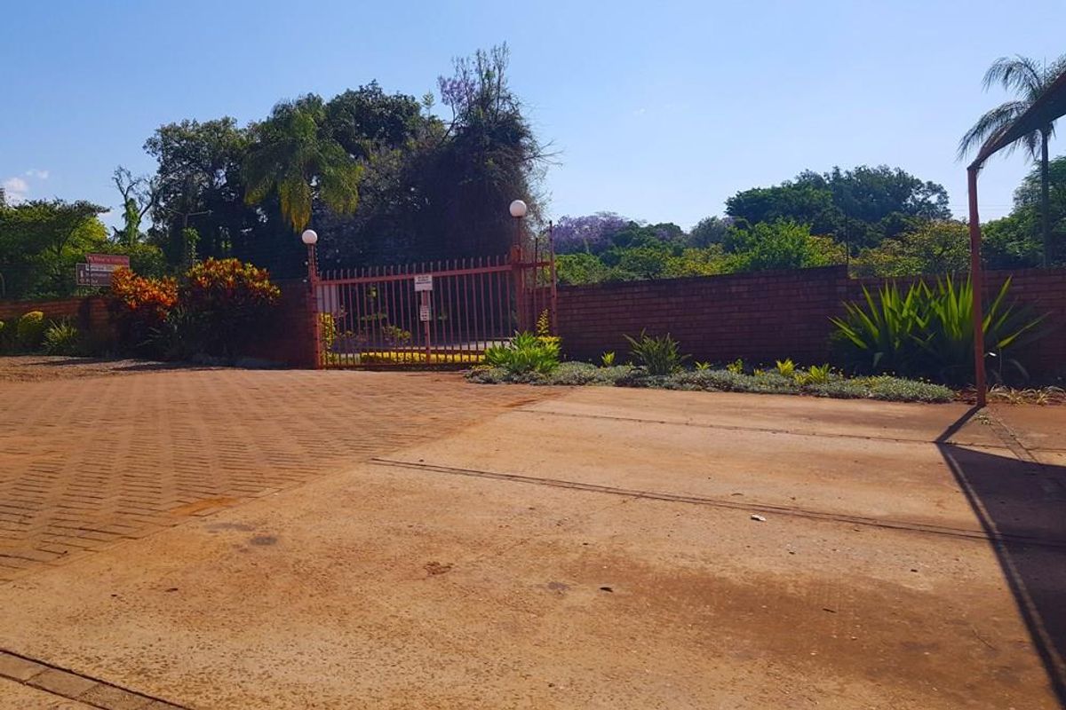 Charming 2-Bedroom Sectional Title Property with Scenic Balcony Views - Photo 2