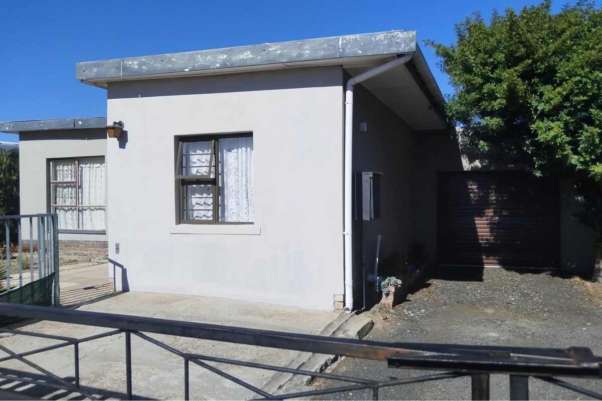 4 Bedroom House for Sale in Newton - Photo 2