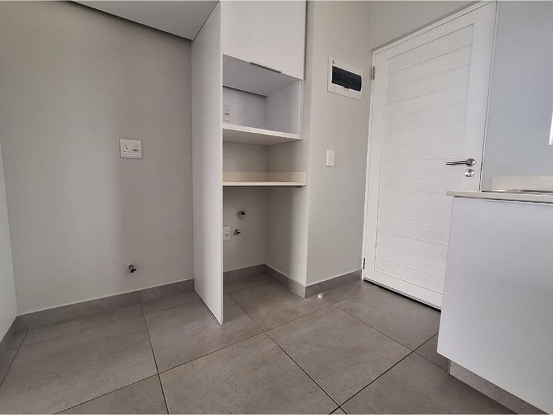 Modern 3-Bedroom Apartment with Serene Views - Photo 8