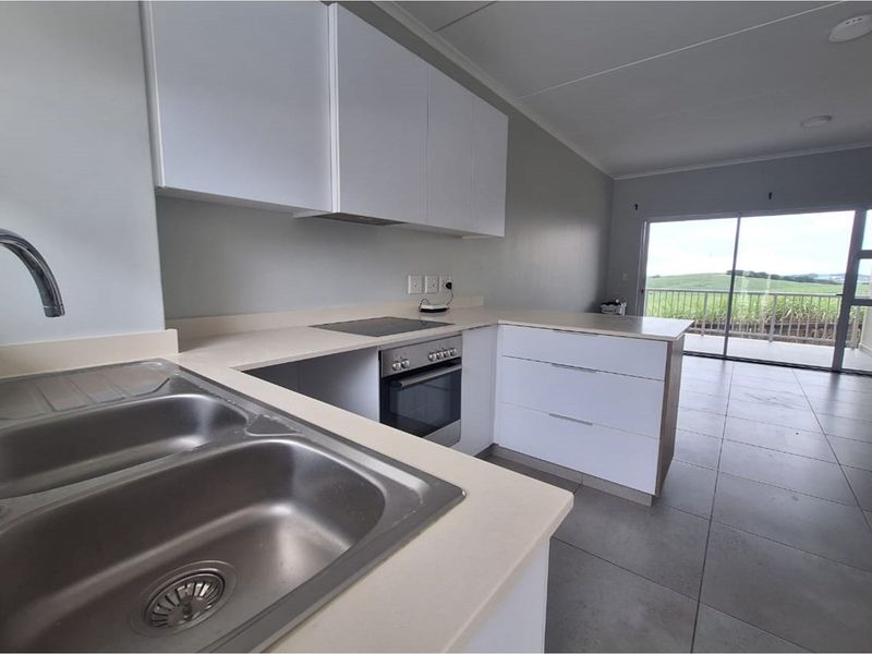 Modern 3-Bedroom Apartment with Serene Views - Photo 4