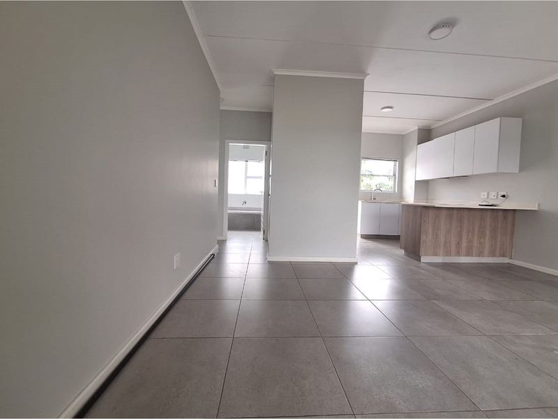 Modern 3-Bedroom Apartment with Serene Views - Photo 5