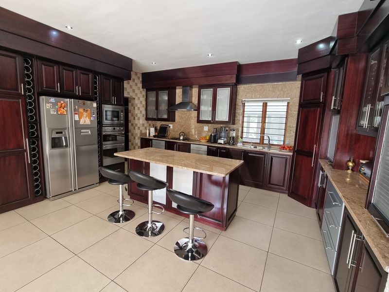 Exquisite 5-Bedroom Home in Matumi Golf Estate - Exclusive Mandate - Photo 4