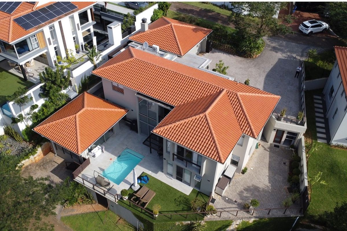 Immaculate Modern 5 Bedroom Home in Port Zimbali Estate - Photo 2