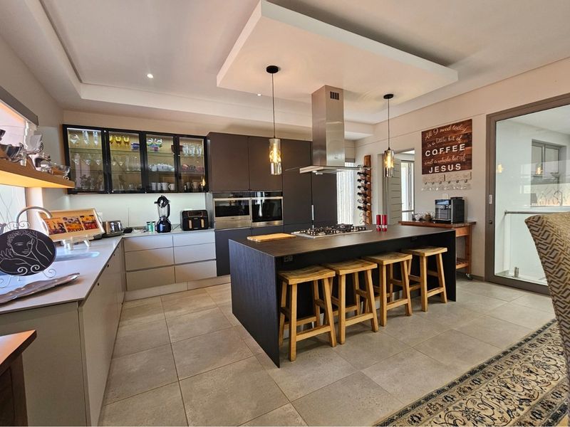 Immaculate Modern 5 Bedroom Home in Port Zimbali Estate - Photo 10