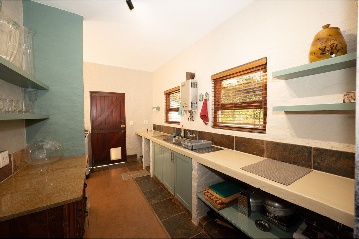 Luxurious 5-Bed Home with 3 Bed Cottage and 1 Bed Home on Sheffield Estate - Photo 4