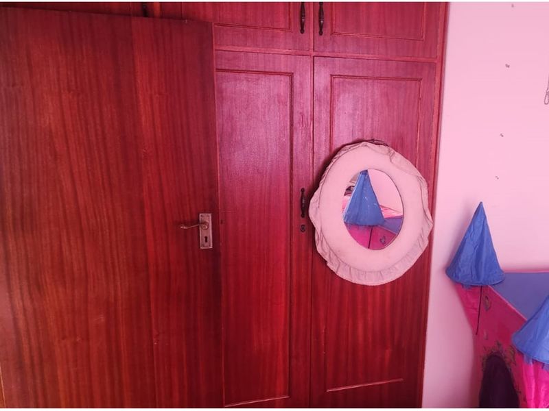 Charming townhouse, close to amenities, featuring secure parking, solar geyser, and inverter. - Photo 10