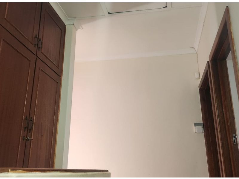 Charming townhouse, close to amenities, featuring secure parking, solar geyser, and inverter. - Photo 8