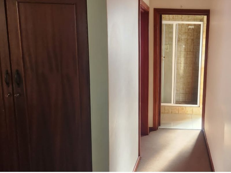 Charming townhouse, close to amenities, featuring secure parking, solar geyser, and inverter. - Photo 2