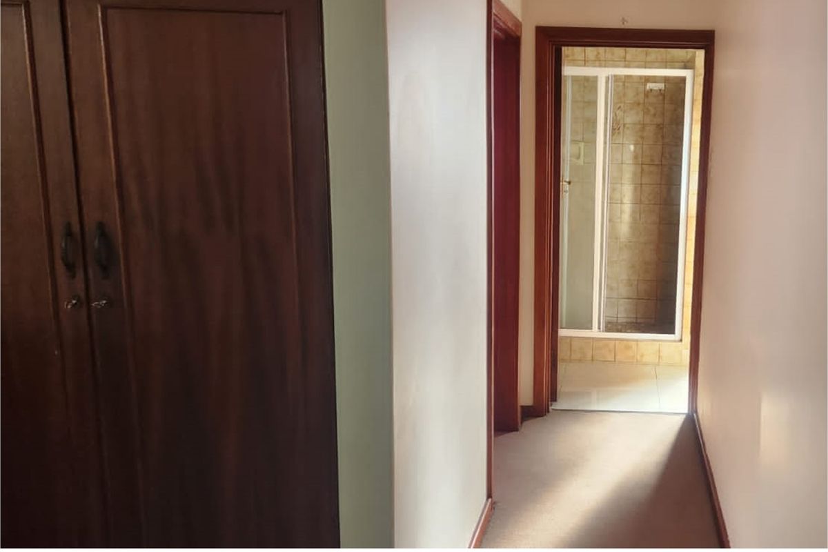 Charming townhouse, close to amenities, featuring secure parking, solar geyser, and inverter. - Photo 2