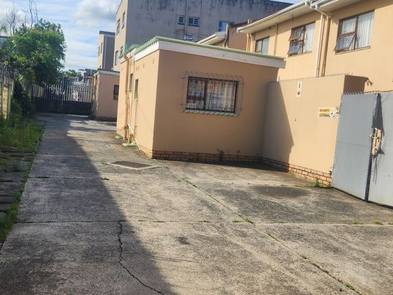 Charming townhouse, close to amenities, featuring secure parking, solar geyser, and inverter. - Photo 5