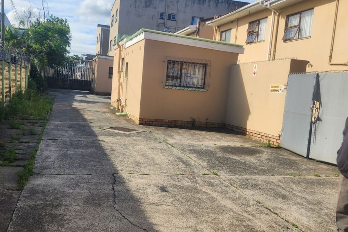 Charming townhouse, close to amenities, featuring secure parking, solar geyser, and inverter. - Photo 5