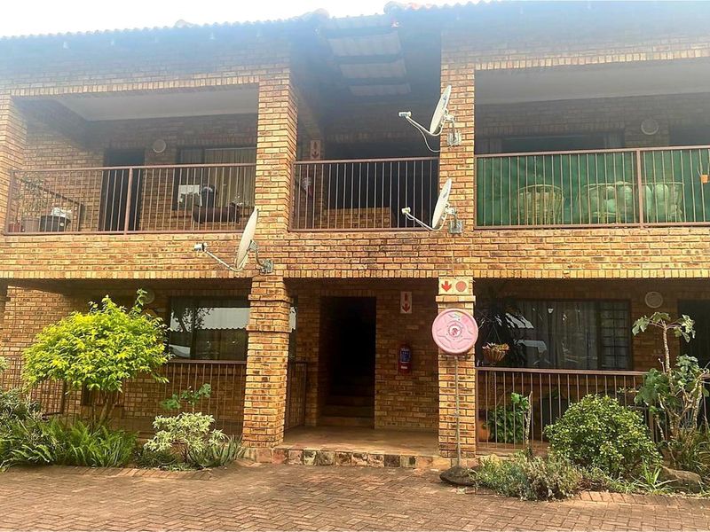 2 Bedroom apartment in secure complex - Photo 3