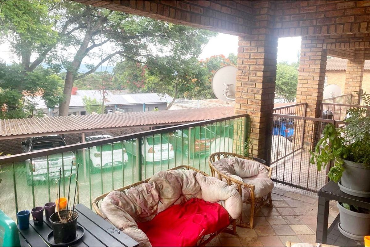 2 Bedroom apartment in secure complex - Photo 2