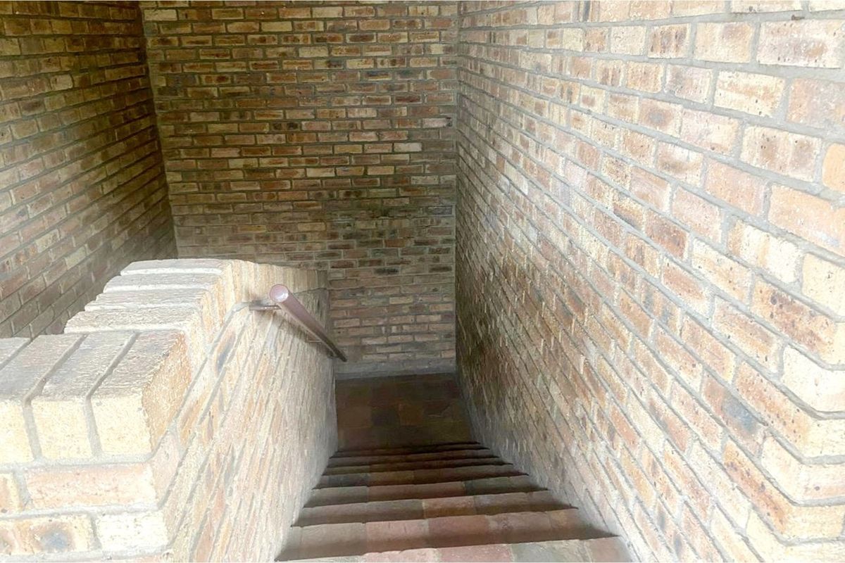 2 Bedroom apartment in secure complex - Photo 4