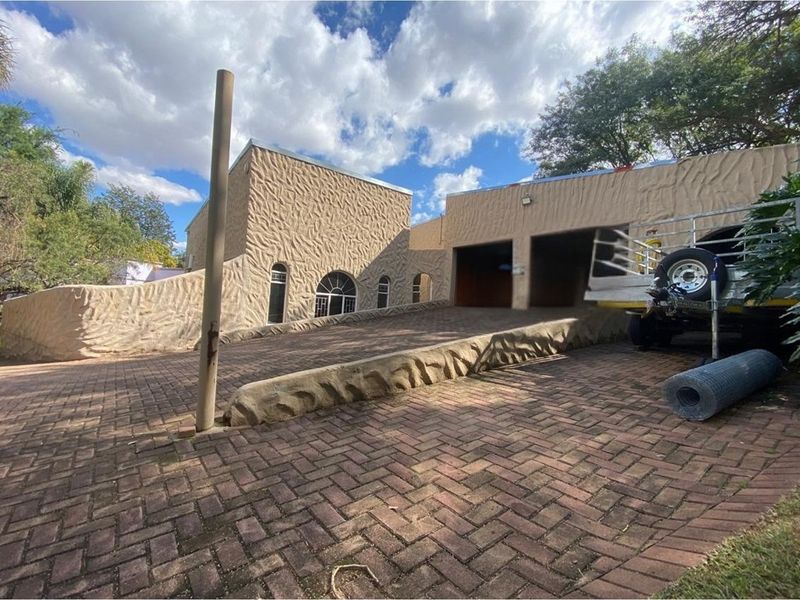Modern Family Home In Lovely Signal Hill - Photo 2