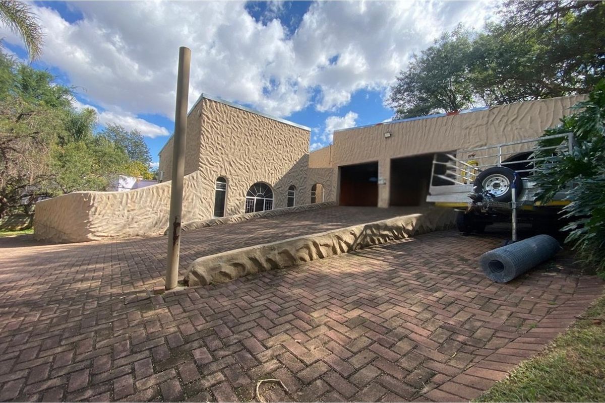 Modern Family Home In Lovely Signal Hill - Photo 2