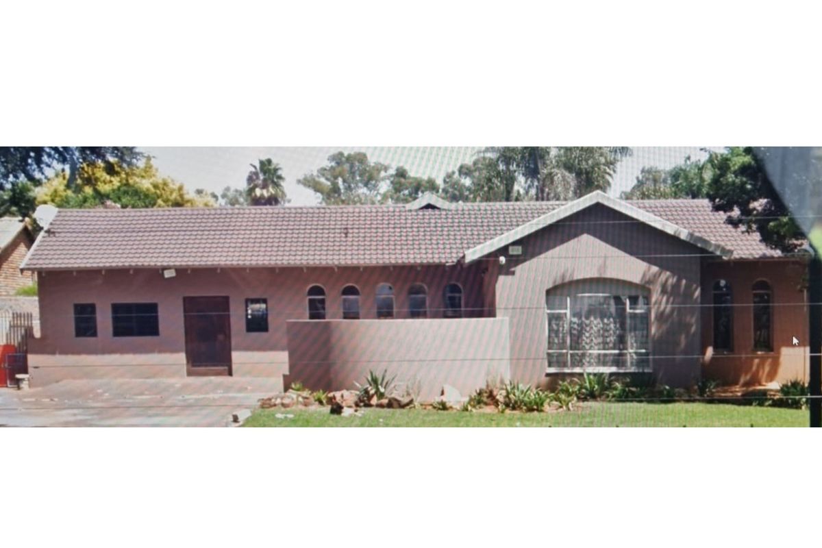 "Elegant 4-Bed Home in Presidents Dam Awaits You" - Photo 2