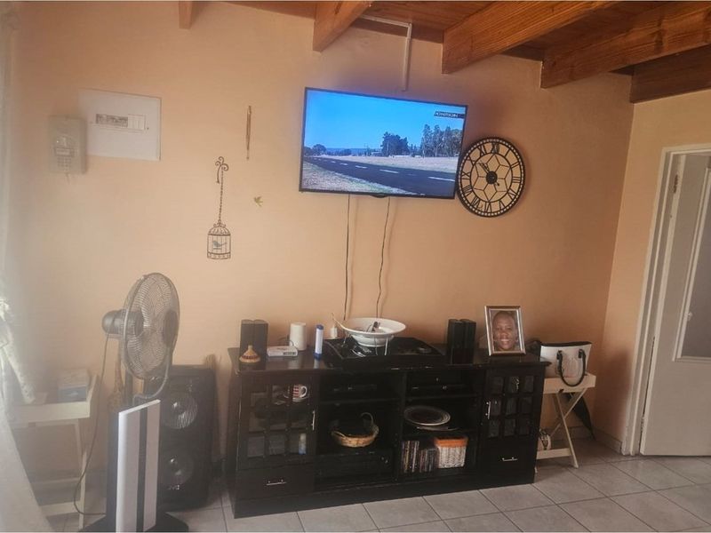 Ideal Starter Home - Perfect for First-Time Buyers! - Photo 2