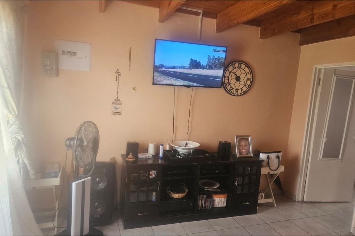 Ideal Starter Home - Perfect for First-Time Buyers! - Photo 2