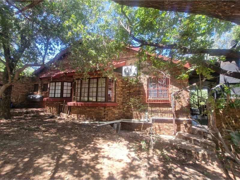 3-BEDROOM SPACIOUS ENTERTAINMENT HOUSE - Photo 2