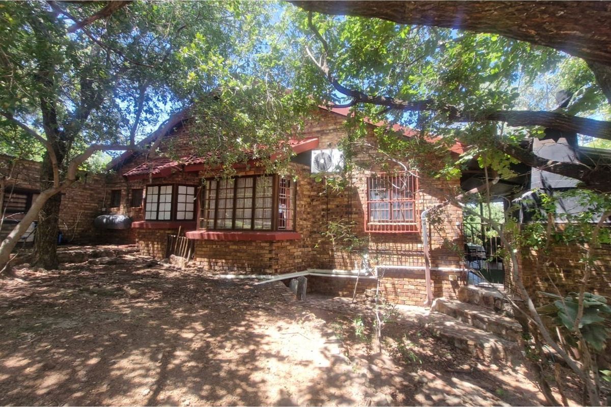 3-BEDROOM SPACIOUS ENTERTAINMENT HOUSE - Photo 2