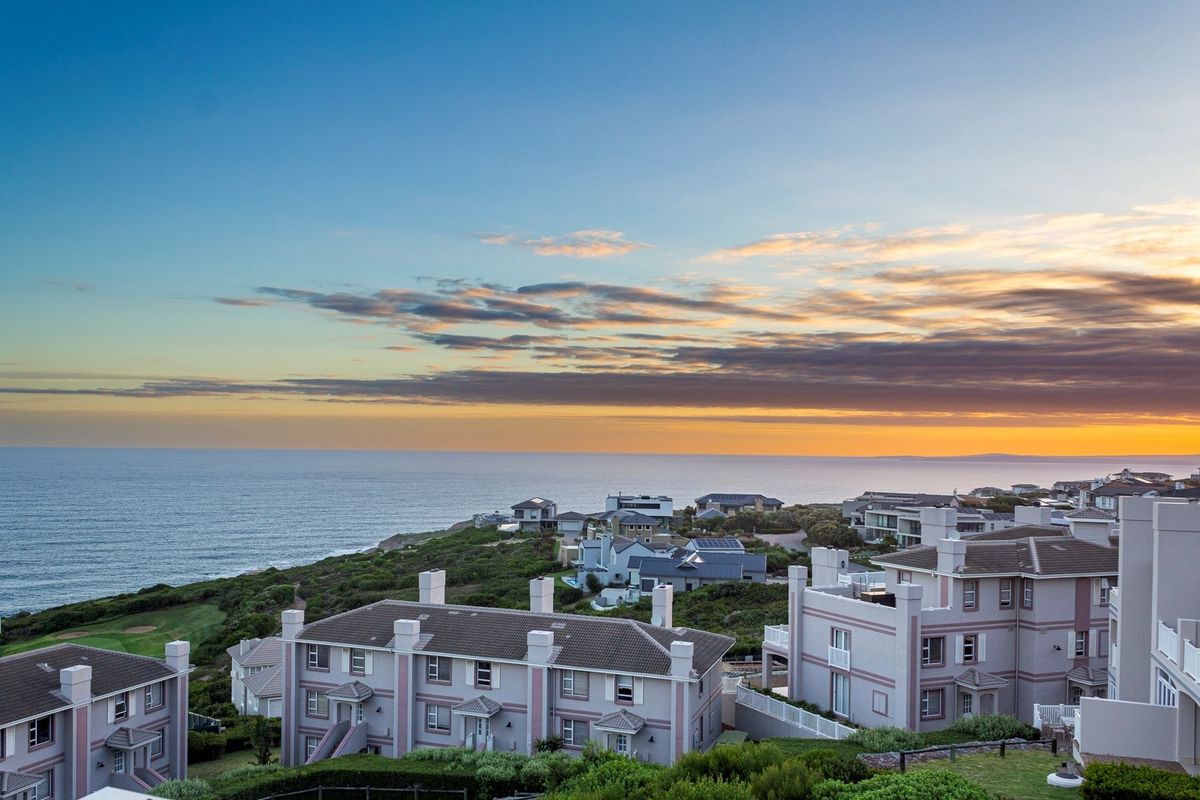 Elegant 4-Bedroom Penthouse with Jacuzzi and Ocean Views! - Photo 3