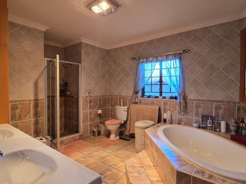 Comfortable, Secure and Solar-Powered Living - Close to Parks, Dams an Outdoor Adventure - Photo 10