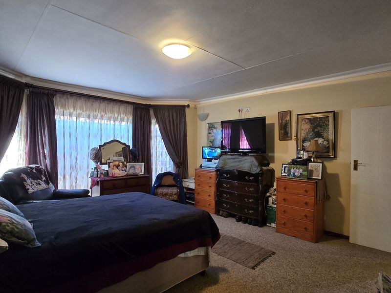 Comfortable, Secure and Solar-Powered Living - Close to Parks, Dams an Outdoor Adventure - Photo 8