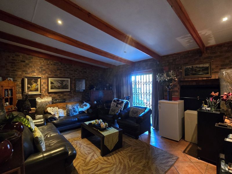 Comfortable, Secure and Solar-Powered Living - Close to Parks, Dams an Outdoor Adventure - Photo 5