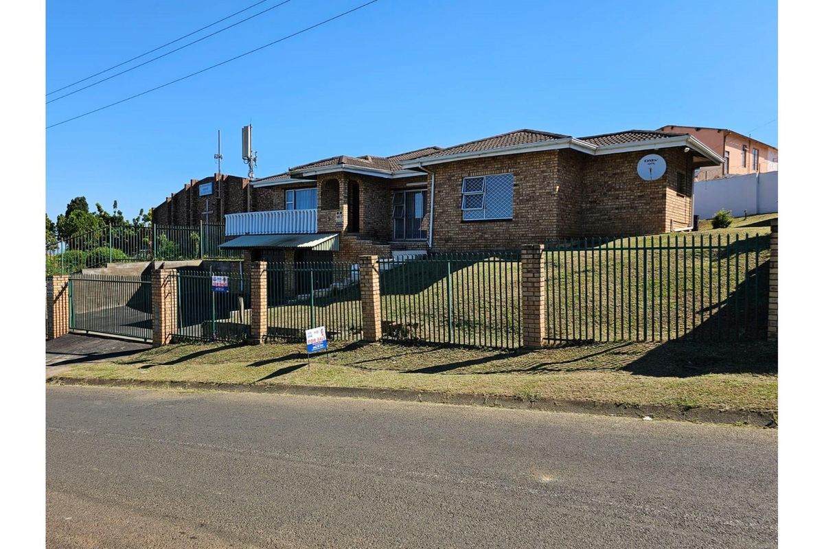 PRICE ADJUSTMENT! Spacious. Stylish. Sensational Value - A Must-See in Bombay Heights! - Photo 3