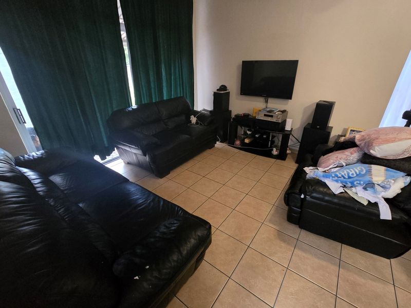 3-Bedroom Townhouse in Meerensee - for first-time buyers, small families, or a savvy investor. - Photo 4