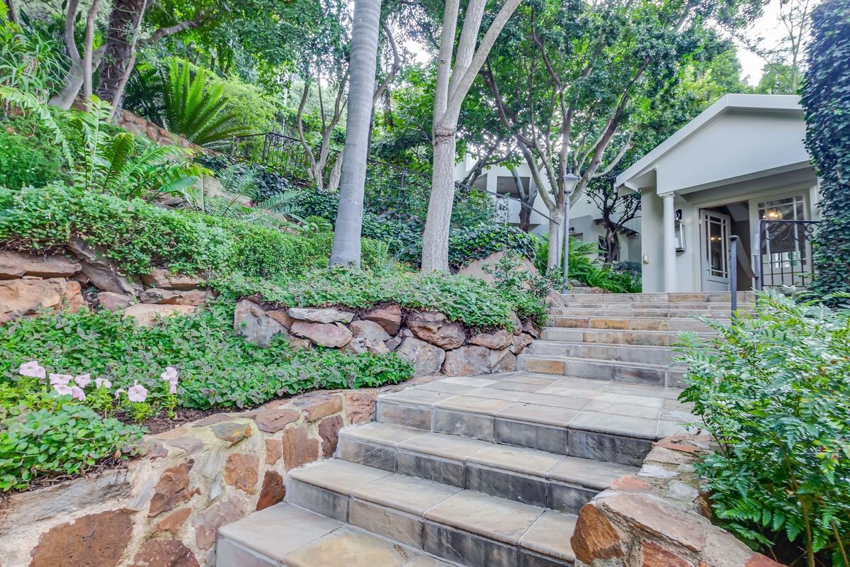 "Luxurious Sustainable Home in Linksfield Ridge" - Photo 4