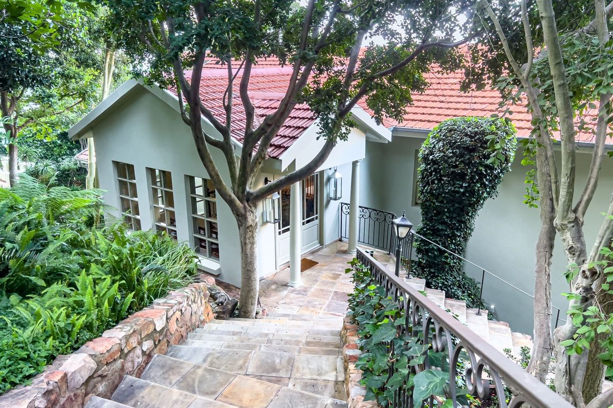 "Luxurious Sustainable Home in Linksfield Ridge" - Photo 2