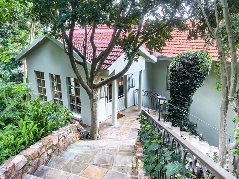 "Luxurious Sustainable Home in Linksfield Ridge" - Photo 2