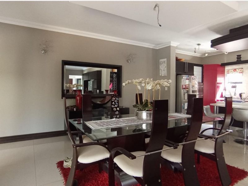 magnificent 6-bedroom, 5-bathroom home situated in the prestigious Midstream Estate - Photo 8