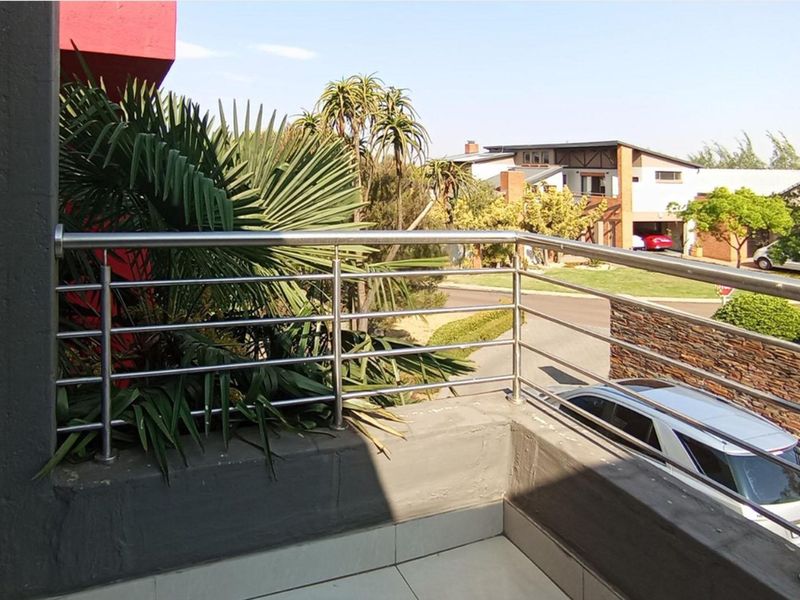magnificent 6-bedroom, 5-bathroom home situated in the prestigious Midstream Estate - Photo 5