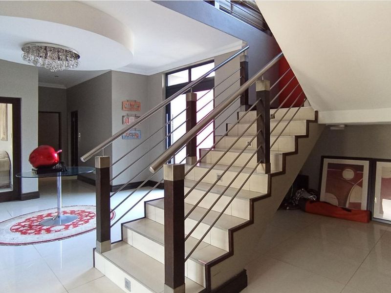 magnificent 6-bedroom, 5-bathroom home situated in the prestigious Midstream Estate - Photo 3