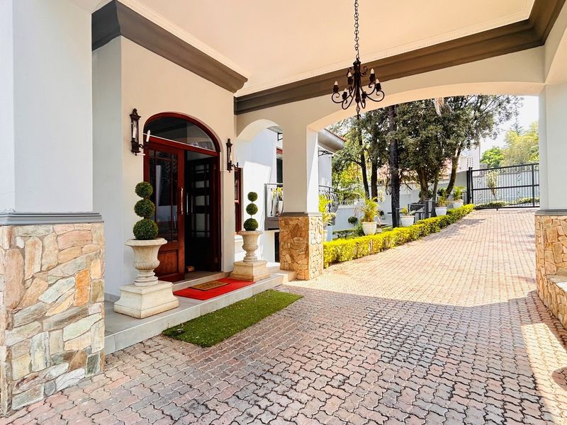 Ambassadorial Home Guesthouse in Prestigious Waterkloof Ridge | Exquisite Living, Unmatched views - Photo 2